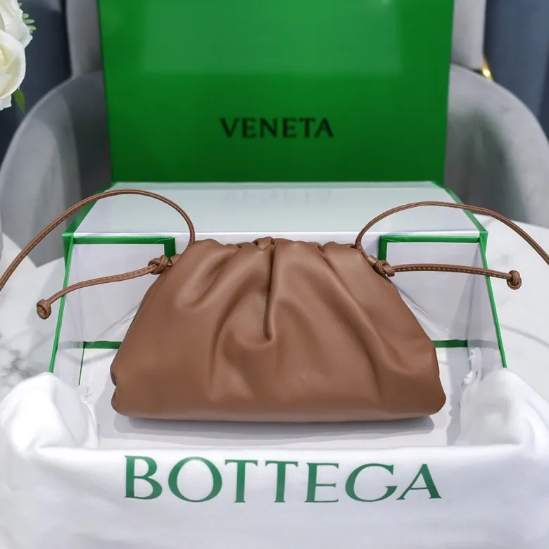 Batch 1120 Bottega Veneta cloud bag ☁️POUCH series Original plain calfskin, super low-key and attractive, soft and casual, major internet celebrity bloggers are crazy about calling it fashionable and classy, ​​lazy and intellectual, small size: 23*13*8 (small cloud plain) caramel color